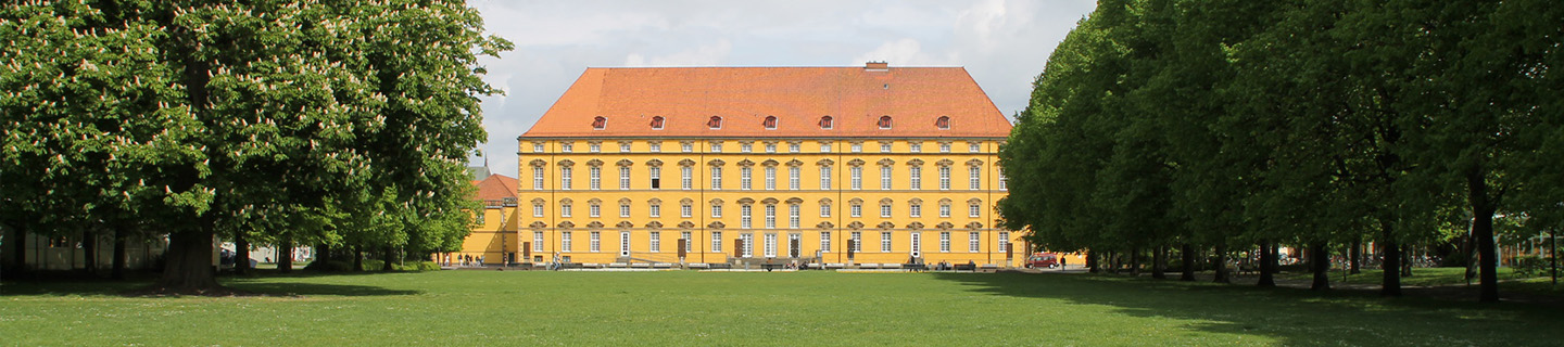 Schloss Osnabrück in der Totalen von der Parkwiese aus